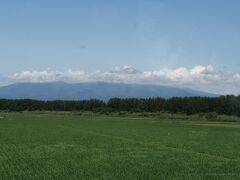 羽越本線は初めて乗りますが、車窓からの景色が素晴らしい。少し雲が掛かっていますが、鳥海山。