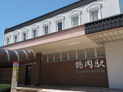 鶴岡駅には12時16分着。ここで待っていても暑いだけなので、