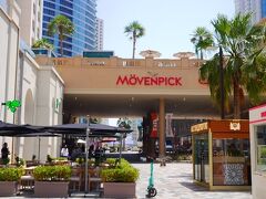 新市街のマリーナエリアでリゾートライフを楽しみます。

モーベンピック ホテル ジュメイラ ビーチ（M&#246;venpick Hotel Jumeirah Beach）

メトロとトラムを乗り継いで到着したのですが、メトロのSobha駅でトラムに乗り換えるとき

優しいマダムに「エレベーターはこっちですよ」と声を掛けていただき

しかもホテルまで聞いてくださり、近道の案内まで。

もう至れり尽くせりで到着いたしました。