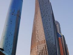 目的の「Cayan Tower(カヤンタワー」

高さ310m75階建260億円の世界一のねじれタワーです。

こういうビルをわざわざ見に行くって言ったら恥ずかしいかな？って思い

守衛さんに「グロヴナーハウスラグジュアリーコレクションホテルに行きたい」って嘘ついちゃったワケ。