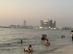 おっ！！！

ドバイではみなさん夜に泳ぐの？

やっぱり日中は暑いからね

