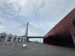 駅出てすぐ左手に広がるオシャレなエリア。
左に写るは複合施設「A-FACTORY」
右に写るは青森市文化観光交流施設「ねぶたの家　ワ・ラッセ」