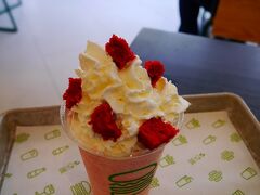ランチは食べ損なったけれど、暑くて食欲がわかないので

ナキールモール内のシェイクシャック（Shake Shack）で冷たいものでもいただきましょう♪

サイネージに表示されてるイチオシらしい「Red Velvet Shake」をオーダ。


ベリー系のケーキがトッピングしてあり、クリームモリモリで美味しかったです。

疲れたときは甘いもの、暑い時は冷たいもの、両方を備えたRed Velvet Shake

大満足でしたっ
