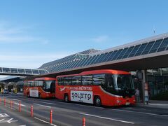 マイレージの特典航空券で松山空港に到着。
ただ、午前便は満員だったので、松山に到着したのは午後４時半。
リムジンバスで松山駅に向かいます。