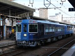 松山駅から今日は伊予大洲駅へ向かいます。
松山駅にはトロッコ列車が停車していました。
この列車は海を見ながらトロッコでビールを飲みながら伊予長浜という駅まで往復するイベント列車です。
人気列車のようで大入り満員でした。
