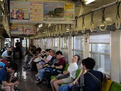 私は普通列車に乗ります。
ローカル線のはずですが、２両編成の列車はほぼ満席。
ちょっと意外。