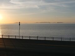 列車は伊予灘沿いを走り、海がとてもきれいに見えます。
今日は天気もよく夕日がきれい。