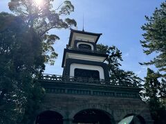 続いてやって来たのは、『尾山神社』
尾山神社は、加賀藩祖前田利家公と正室お松の方を祀る神社です。