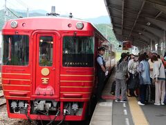 伊予大洲駅に戻ります。
すでに「伊予灘ものがたり」は松山から到着していました。
この列車は人気列車で、この松山行も満席のようでした。
１０時５７分、伊予大洲駅を出発。