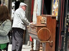レストラン店頭でオルガンの演奏