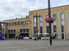 ブリュッセル中央駅から1時間。ブルージュ駅に到着。駅前広場は殺風景。ほぼ何にもない。駅前広場からブルージュの中心マルクト広場までは徒歩で２０分ほどであるが、バスが便利。