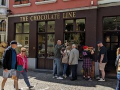 運河クルーズを終えて、漸く街歩き。テレビで紹介されていたチョコレート屋さんを発見。チョコレートライン。斬新的で、珍しいフィリングの開発をしているという触込み。