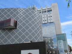1時間ちょっとで長野に到着。日差しがあるものの、出発地よりやや快適に感じました。
長野駅東口からシャトレーゼホテルに向かいました。徒歩3分ほどのアクセスでした。