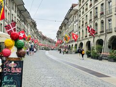 スイスの国旗やベルンの旗が通りを飾っています