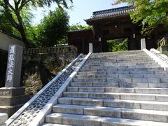 さて独鈷の湯から道路を隔てた向かい側に、修禅寺があります。
弘法大師（空海）が開基したと伝わる古刹です。
鎌倉時代には、２代将軍・源 頼家が幽閉された事でも知られています。
しかもその翌年には、北条氏の使いによって修禅寺で暗殺されたという、源氏滅亡の悲劇の舞台でもあります。