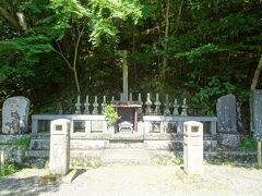 階段を上がったところに、指月殿横の源氏公園に着きました。
まず目についたのが、十三士の墓。
北条政子の息子である源 頼家の無念の死を晴らすために、謀反を企てた１３人の家臣たちの墓です。