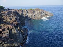 この城ケ崎海岸は、約4000年もの前に 大室山が噴火した時に流れ出した溶岩によってできたものです。