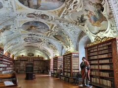 ストラホフ修道院図書館

神学の間

アマデウスではモーツァルトの才能を買っている宮内長官と否定的なサリエリが話しながら歩く場面で登場します

映画の主人公サリエリはヨーゼフ2世の宮廷作曲家で実在の人物
モーツァルトとは事実対立していましたがベートーベン、シューベルト、リスト、モーツァルトの息子を指導し支援した人物で音楽指導者として実績ある人物

この作品では神童モーツァルトの才能に憧れと嫉妬を抱き、彼が宮廷音楽家へなろうとする道を潰し精神的に追い詰め衰弱させて殺した、と神父に語ります

