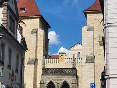 マルタ十字の掲げられた教会
カレル橋の旧市街側の塔の隣に建つ教会と同じ宗派で日本だと函館にあるトラピヌス修道院と同じトラピスト会の教会です