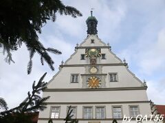 再びマルクト広場へ。
毎正時の仕掛け時計はイマイチでした...。