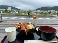 さすがに待っていられないので、「おかせい」で特性女川丼（3000円）を食べました。
また曇ってきていて雨が降りそうだったので急いで食べました笑