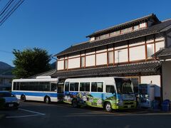 山間部を１時間ほど走って久万高原駅に到着しました。

かつてここは松山―高知を結ぶ国鉄特急バス「なんごく」号の主要バス停でした。
JR四国が発足時、鉄道路線、バス路線の中で唯一黒字線だったほど利用された路線バスで、ここはバス停ながら「駅」で駅舎があり、「駅員」もいて、きっぷの販売、駅のスタンプまでありました。

高速道路の開通で「なんごく号」は廃止され、ＪＲバスも松山からここまでになり、その先の路線は廃止、町営バスになっています。