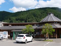 白滝公園を１時間ほど散策したあと、伊予灘、肱川という「水」から離れて四国山脈の山の方へ向かいます。

途中、旧小田町（現在は平成の大合併で内子町に編入）の道の駅「小田の郷　せせらぎ」で一息。
鉄道もなく、山の中に道の駅、さらにはその前には高校があったのは意外。
通学が大変そう。