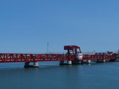 喜多灘駅から隣の伊予長浜駅のある長浜へ。
長浜は江戸時代から港として栄えた町です。
この肱川に架かる長浜大橋は船が通るときは、中央部が上下する可動式の橋です。
昭和１０年に完成し、登録有形文化財です。

