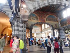 前日の半分の時間で、ゲントセントピーター駅に到着。なんとなくイスラム風の内装。