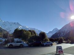 ツアー3日目、朝８時にテカポのホテルを出発し、テカポ湖のフォトスポットを観光後、１時間半かけて、１０時頃マウントクックに到着。
この日は夕食まで自由行動だが、ホテルチェックインは１５時頃となるため、荷物のみ預ける。