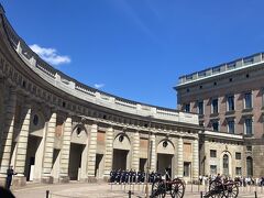 衛兵交代式

始まってたけど、何とか端っこに入れた
夏季は毎日12時からやってるみたいです