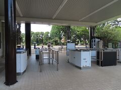 【神代植物公園　入園口】

交通機関で移動中は　
それほど暑くありません

JRのホームを別として・・・