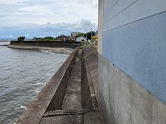 食事を終え、再び大三東駅へ。駅にふなむしが居たのは流石に草。
なお定刻通りに列車が来ず。ネットを見ても通常運行としか記載されていない。
アナウンスも何もないので、正直肝を冷やした。マジか。
