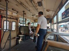 空き空きの赤バスに乗り