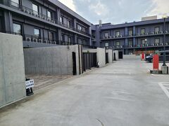 2022年2月開業の当ホテルは4階建で客室は2～4階。2階には部屋の敷地内に専用駐車場があるコンセプトルームがいくつかあります。