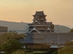 展望ロビーから夕方の熊本城

