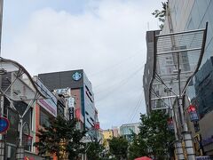 食べ終わる頃には雨も上がっていました。
傘を乾かす目的で日傘代わりに傘を差しながら市場をぶらぶら。