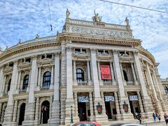 ブルク劇場

皇帝フランツ・ヨーゼフ1世が環状道路建設の際に移転し、
つくらせた劇場。

リンクを挟んで、市庁舎の向いにあります。

ネオ・バロック様式だそう。

ドレスデンのゼンパーオーパーに形がにています。