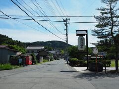 ほぼ定時の13時44分、湯田川温泉バス停着。
チェックインの14時まで時間があるので、少し戻って湯田川温泉の入口（？）へ。提灯はあるもののこの辺りに宿はなく