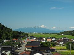 おー、これは絶景じゃないですか。肩まで湯に浸かると見えなくなるものの、浴槽の縁に腰掛け眺める鳥海山もいいもんです。
