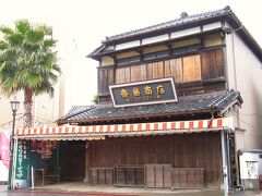 今回はANA便だけだと日帰り出来ないので、行きはJALの通常特典利用
9:30に空港に到着、いつものダッシュ！！
目指したJRより前の京成電車に間に合いました\( ˆoˆ )/

成田空港T2 9:50 ⇒ 京成成田 9:57 

JR成田駅を下見してから、乗り換え時間を利用して、初成田山の表山道を10分だけ進み
金時の甘太郎焼さんで安定のあずき餡の大判焼（＠150）を買い食いしてから駅へトンボ帰り

写真は開店前の齋藤商店
帰りにも立ち寄りお買い物しました