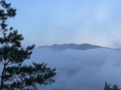 早朝　ホテルを出発