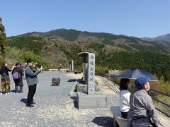　14:10　石垣の上に造られた上陣馬展望台に到着