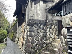 川原町の建物裏です。石垣とレトロな建物は独特な雰囲気がしました。