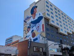 「ミヤコホテル」大谷翔平の巨大壁画アートが2024年3月に登場してから、新たな観光スポットとなっている。ホテルロビーの近くには、日本人がたくさんいて、治安も悪くなさそう。