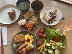 朝食ビュッフェ
前回来た時とメニューが全く同じです。
お惣菜からサラダの具、ドレッシングまで……デジャヴ！