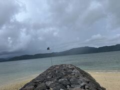 細崎の海岸。スコールが来ています。
