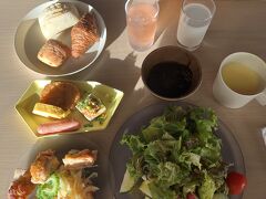 朝食ビュッフェ
4日目の朝食は何の説明もなく席に案内されました。
2日目の朝食とまるかぶりだからです。

席から見ていると、ほとんどの人が朝食メニューの案内をフルでされていました。
リゾナーレ小浜島には1泊だけの人が多いのかもしれません。
もともと、リピーターや長期連泊はマーケティングのターゲット外なのでしょう。

今朝はほぼサラダです……さすがに同じものだけ食べ続けると、もう手が伸びません。