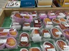 ゆらてぃく市場。
マンゴーやパイン、お土産がたくさんあります。