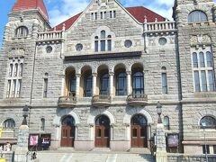 国立劇場を横目で歩いていく。

これはアールヌーヴォーを象徴する建物だそうだ。